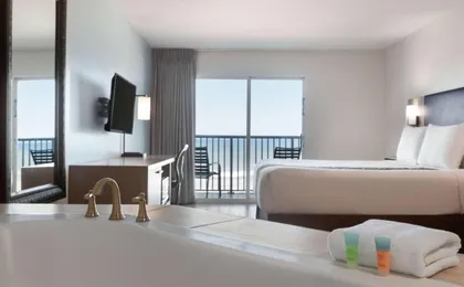 La Quinta Inn & Suites by Wyndham Oceanfront Daytona Beach