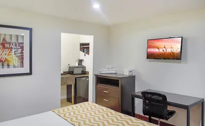 Travelodge by Wyndham Manhasset