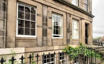 Hamilton Place - Beautiful and central city apartment with private entrance sleeps 4