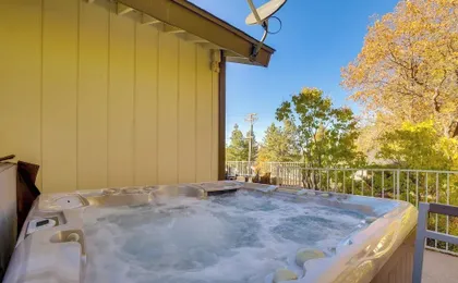3 Mi to Slopes! Big Bear Mtn Getaway w/ Hot Tub