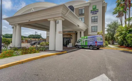 Holiday Inn Express & Suites Tampa -Usf-Busch Gardens