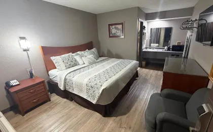 Colonial Inn Shawnee