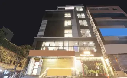 Super Oyo Townhouse 1185 Rcc Pride