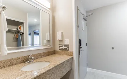 Orangewood Inn & Suites KCI