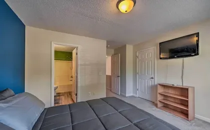 Cozy Greensboro Townhome ~ 7 Mi to UNC Campus