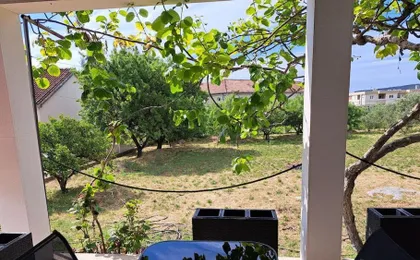 Apartment Kyra with Terrace And Garden