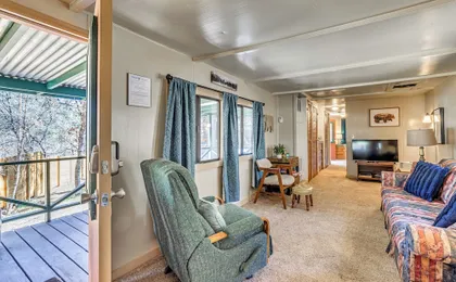 2 Mi to Midtown! All-season Base w/ Hot Tub Access