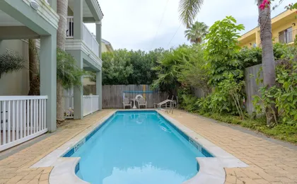 Sleeps 6 in a 4plex w Pool, Only a Block to Beach