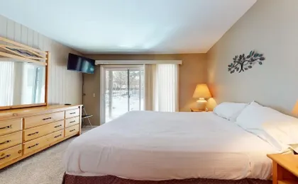 Chateau de Montagne 15 On The Shuttle Route, Walk to Shopping Center, Washer Dryer by RedAwning