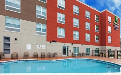 Holiday Inn Express & Suites Tulsa South - Woodland Hills