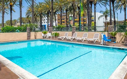 Anaheim Islander Inn and suites near Park and Convention center