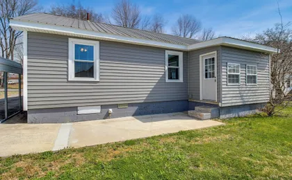 Lakes, Whiskey & More! Charming Home in Tullahoma