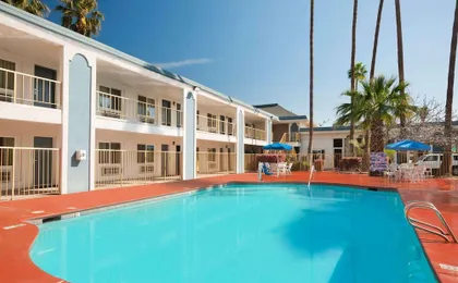 Travelodge by Wyndham Bakersfield