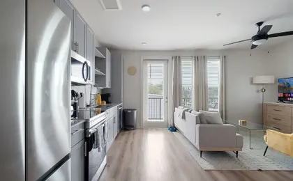 Sky-high Comfort 1BR Gym Pool Pet Friendly