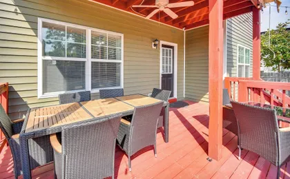 2 Blks to Beach! Family Home w/ Hot Tub in Norfolk