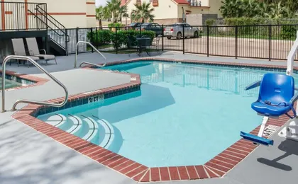 Super 8 by Wyndham Brenham Tx