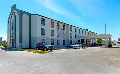 Quality Inn & Suites Near Tanger Outlet Mall
