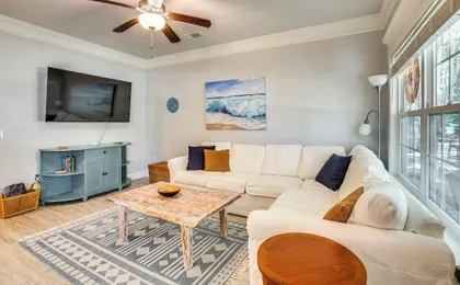 1 Mi to Riverfront: Darien Family Home