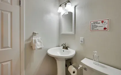 7 Mi to Busch Gardens! Family & Pet-friendly Home