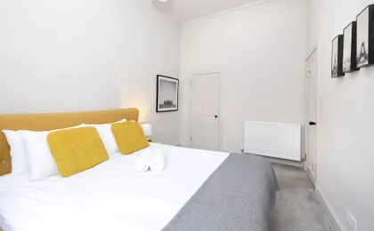Joivy Iconic Cockburn Street 4 Bedroom Apartment: Heart of Old Town