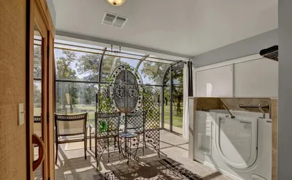 Stunning Home With Hot Tub Sauna and Grill!