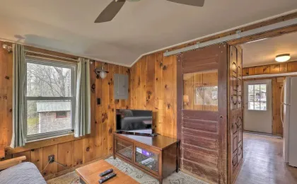 Walk to Marina: Cute Gilford Cottage w/ Grill