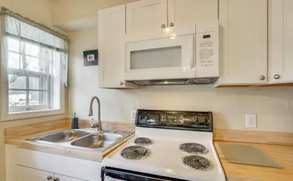 1 Mi to Downtown Pueblo! Cat-friendly Condo