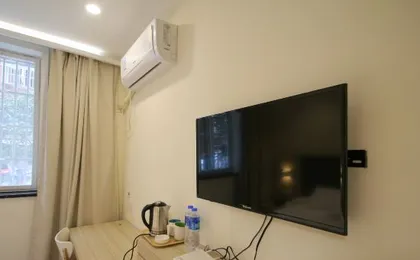 Yining Hotel (Shanghai Hongqiao Road Metro Station)