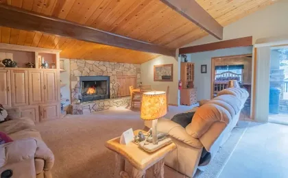 Moonridge Manor - Very Lovely Cabin In A Quiet Neighborhood With An Amazing Hot Tub! 4 Bedroom Home