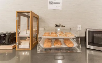 Orangewood Inn & Suites KCI