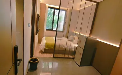 HongJun · JingXin Business Apartment Hotel (Shanghai Railway Station Baoshan Road Subway Station)