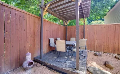 3 Mi to Downtown Dallas: Sleek Condo w/ Patio