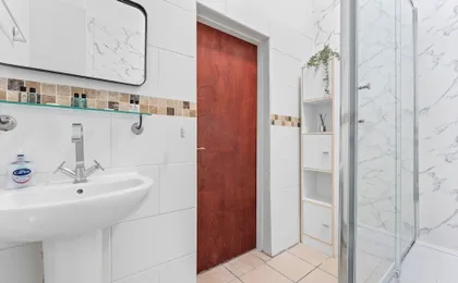 2 Double Beds - Sleeps 4 - Parking - Wifi