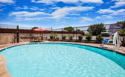 Days Inn & Suites by Wyndham Antioch
