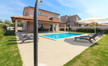 Charming Villa Enjoy with Private Pool in Pula