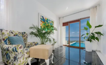 Villa in Makarska with Infinity Pool & Views