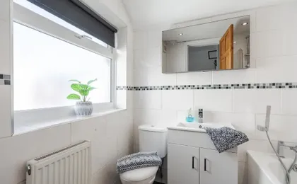 10 Mins to Crosby Beach Ensuite WC Parking