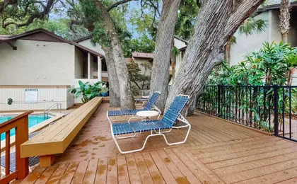 Ground Floor Condo With Private Patio, Full Kitchen, Beach Access and Pool
