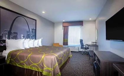 Super 8 by Wyndham St. Louis North