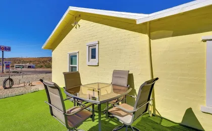 Route 66 Roadtripper Retreat w/ Private Backyard