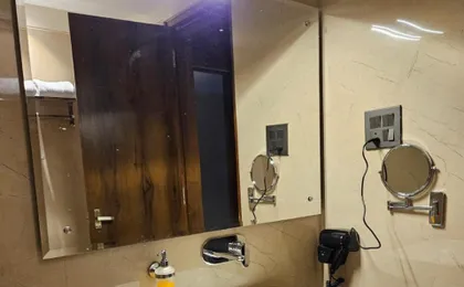Four Leaf Hotel Akosha