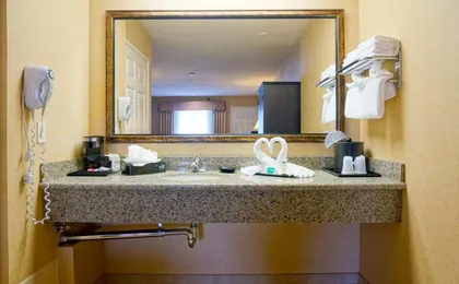 Castle Inn & Suites