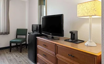 La Quinta Inn by Wyndham Pittsburgh Airport