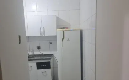 Kitchenet Simples Em Estacionamento a 2 Quadras Da Praia Da Enseada