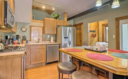 Historic Manitou Springs Victorian: Walk Downtown!