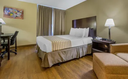 Econo Lodge Inn & Suites Triadelphia - Wheeling