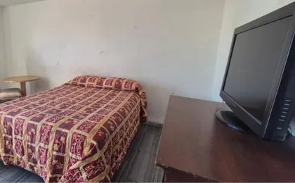 Base Motel By OYO South Tampa