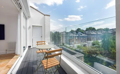Stunning Two Bed Apartment Rh8