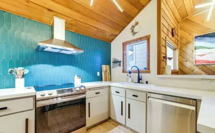 2 Mi to Eagle Lodge! Multi-level Haven w/ Hot Tub