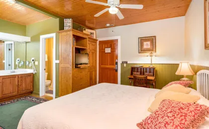 Highland Lake Inn & Resort - Flat Rock